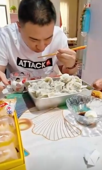 滄州消防員庫學輝在火場中為了救一名小女孩,將自己的防毒面具讓給她,自己則吸入混合氣體中毒致腦部損傷智商倒退回3歲。妻子放棄原本工作,重新教導其讀書識字。(影片截圖)