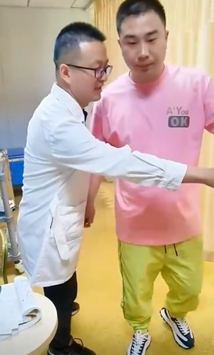 滄州消防員庫學輝在火場中為了救一名小女孩,將自己的防毒面具讓給她,自己則吸入混合氣體中毒致腦部損傷智商倒退回3歲。妻子放棄原本工作,重新教導其讀書識字。(影片截圖)