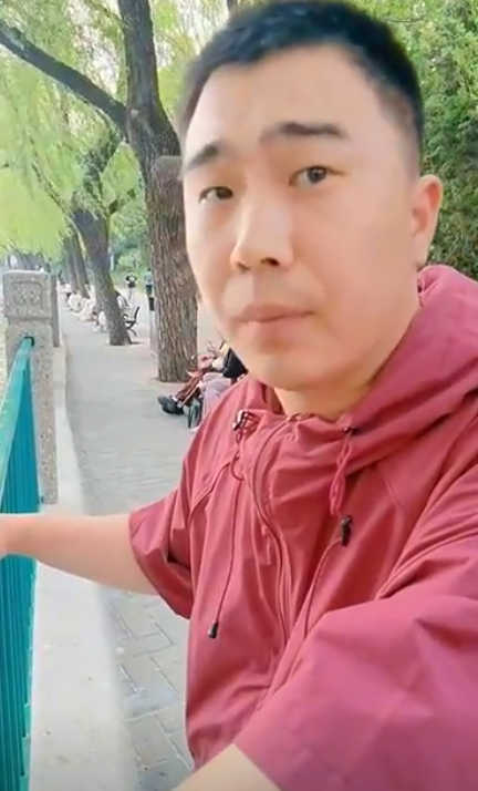 滄州消防員庫學輝在火場中為了救一名小女孩,將自己的防毒面具讓給她,自己則吸入混合氣體中毒致腦部損傷智商倒退回3歲。妻子放棄原本工作,重新教導其讀書識字。(影片截圖)