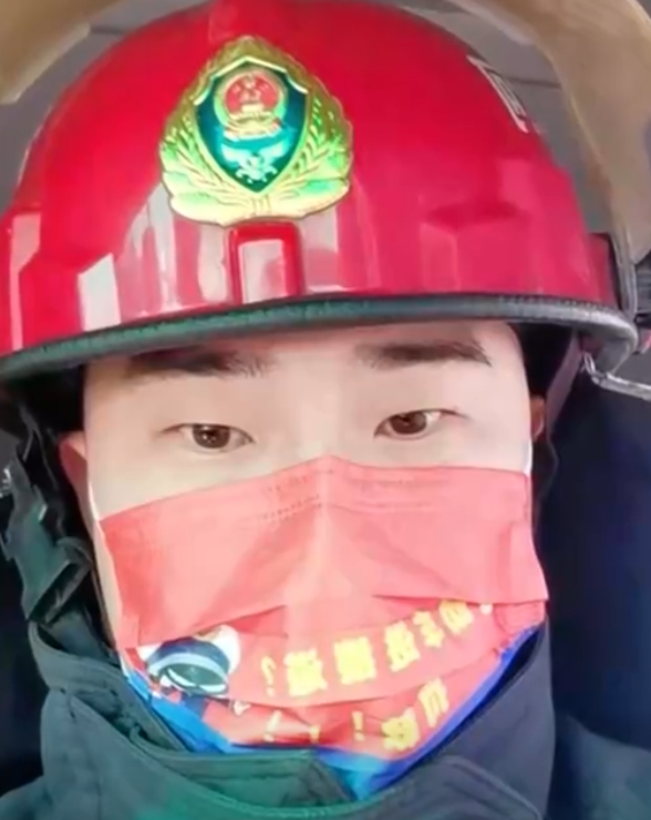 滄州消防員庫學輝在火場中為了救一名小女孩,將自己的防毒面具讓給她,自己則吸入混合氣體中毒致腦部損傷智商倒退回3歲。妻子放棄原本工作,重新教導其讀書識字。(影片截圖)