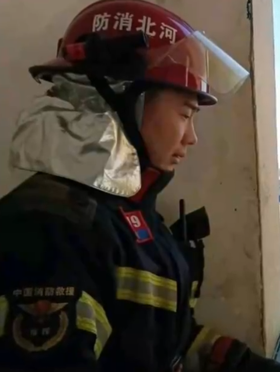 滄州消防員庫學輝在火場中為了救一名小女孩,將自己的防毒面具讓給她,自己則吸入混合氣體中毒致腦部損傷智商倒退回3歲。妻子放棄原本工作,重新教導其讀書識字。(影片截圖)