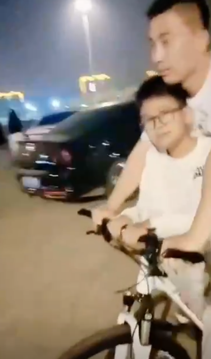 滄州消防員庫學輝在火場中為了救一名小女孩,將自己的防毒面具讓給她,自己則吸入混合氣體中毒致腦部損傷智商倒退回3歲。妻子放棄原本工作,重新教導其讀書識字。(影片截圖)