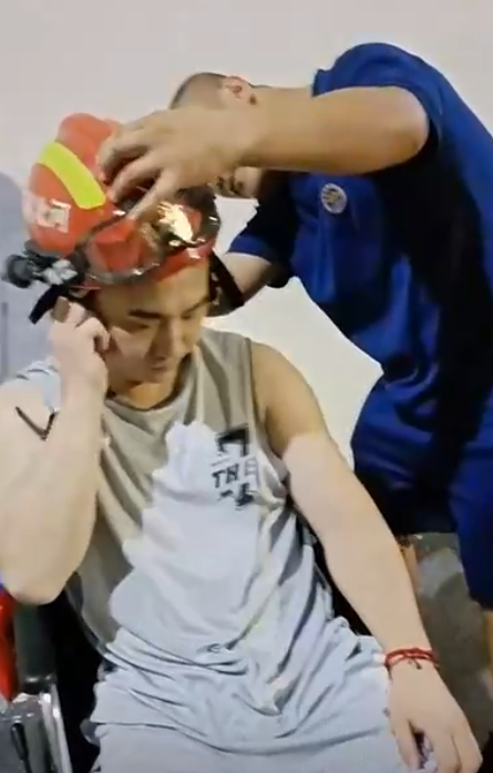 滄州消防員庫學輝在火場中為了救一名小女孩,將自己的防毒面具讓給她,自己則吸入混合氣體中毒致腦部損傷智商倒退回3歲。妻子放棄原本工作,重新教導其讀書識字。(影片截圖)