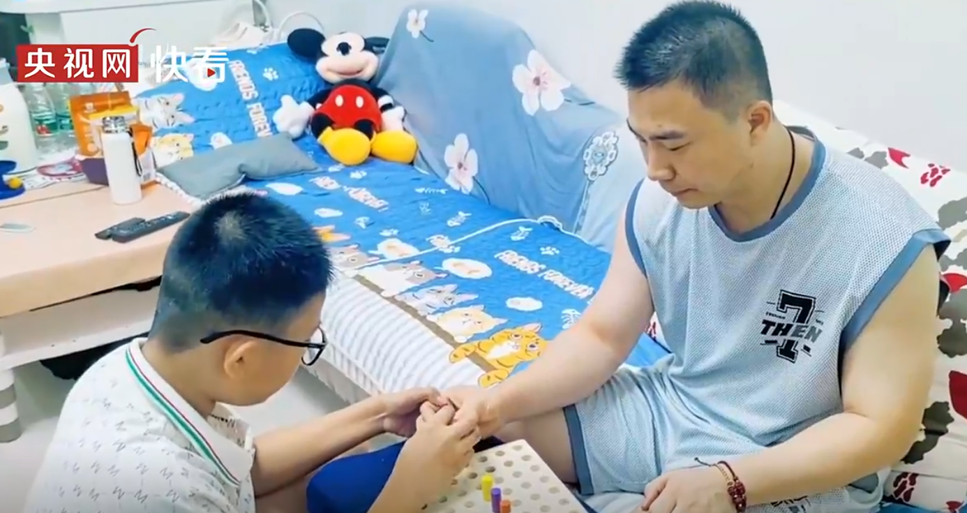 滄州消防員庫學輝在火場中為了救一名小女孩,將自己的防毒面具讓給她,自己則吸入混合氣體中毒致腦部損傷智商倒退回3歲。妻子放棄原本工作,重新教導其讀書識字。(影片截圖)