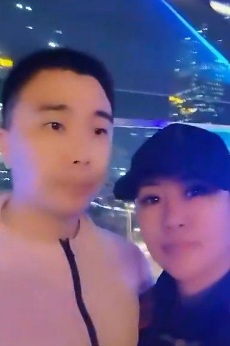 滄州消防員庫學輝在火場中為了救一名小女孩,將自己的防毒面具讓給她,自己則吸入混合氣體中毒致腦部損傷智商倒退回3歲。妻子放棄原本工作,重新教導其讀書識字。(影片截圖)