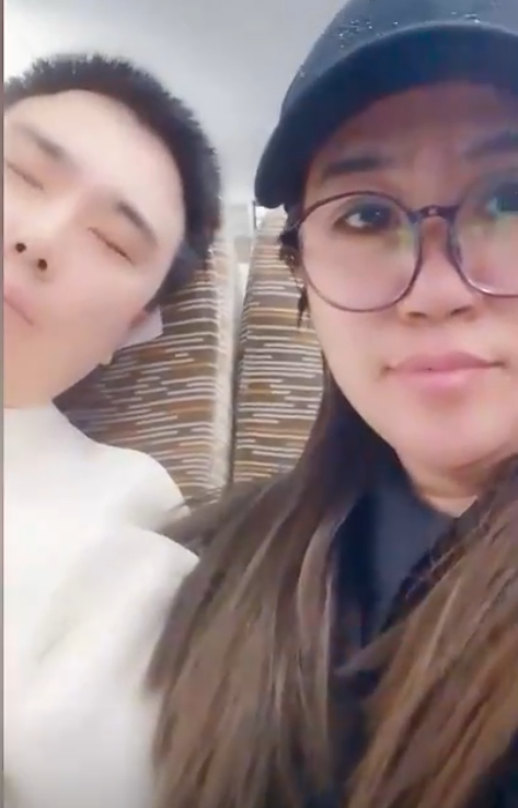 滄州消防員庫學輝在火場中為了救一名小女孩,將自己的防毒面具讓給她,自己則吸入混合氣體中毒致腦部損傷智商倒退回3歲。妻子放棄原本工作,重新教導其讀書識字。(影片截圖)