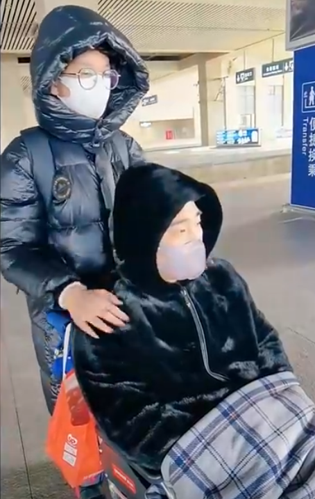 滄州消防員庫學輝在火場中為了救一名小女孩,將自己的防毒面具讓給她,自己則吸入混合氣體中毒致腦部損傷智商倒退回3歲。妻子放棄原本工作,重新教導其讀書識字。(影片截圖)