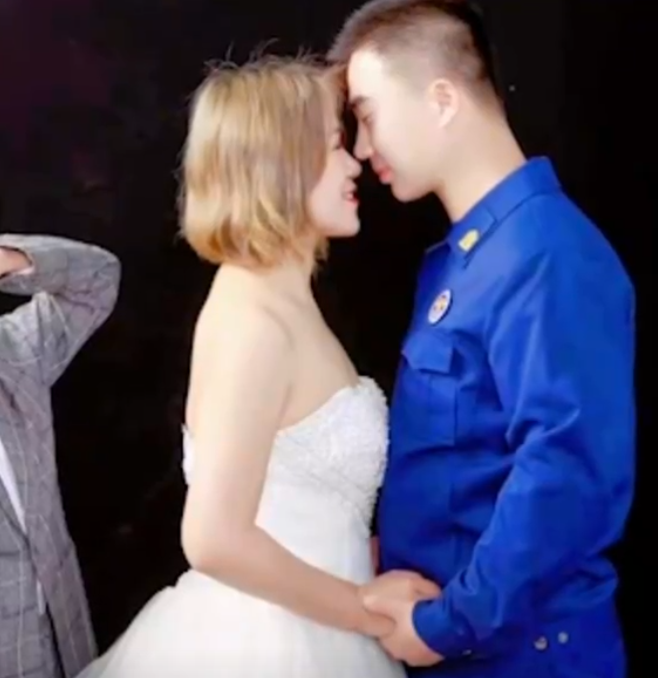 滄州消防員庫學輝在火場中為了救一名小女孩,將自己的防毒面具讓給她,自己則吸入混合氣體中毒致腦部損傷智商倒退回3歲。妻子放棄原本工作,重新教導其讀書識字。(影片截圖)