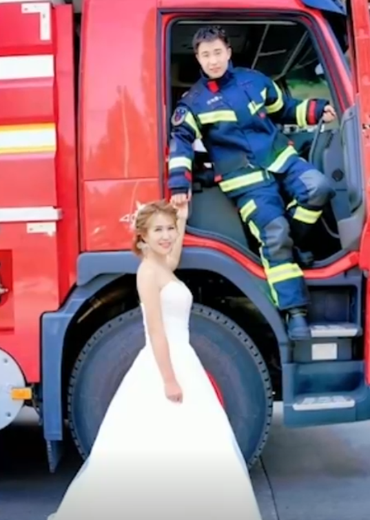 滄州消防員庫學輝在火場中為了救一名小女孩,將自己的防毒面具讓給她,自己則吸入混合氣體中毒致腦部損傷智商倒退回3歲。妻子放棄原本工作,重新教導其讀書識字。(影片截圖)