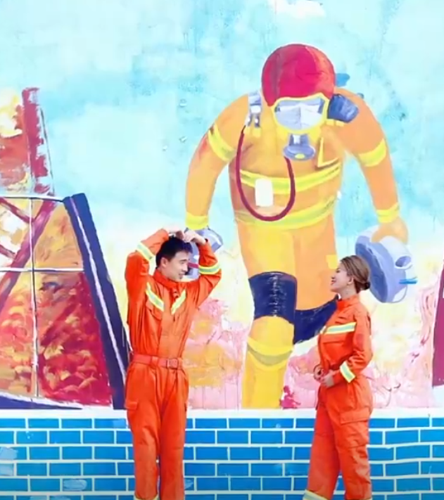 滄州消防員庫學輝在火場中為了救一名小女孩,將自己的防毒面具讓給她,自己則吸入混合氣體中毒致腦部損傷智商倒退回3歲。妻子放棄原本工作,重新教導其讀書識字。(影片截圖)