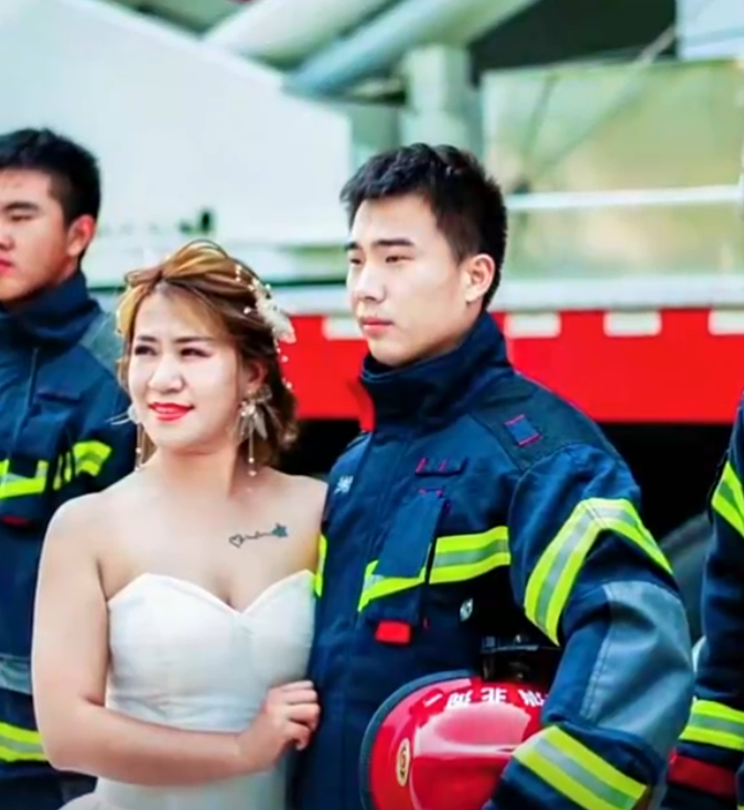 滄州消防員庫學輝在火場中為了救一名小女孩,將自己的防毒面具讓給她,自己則吸入混合氣體中毒致腦部損傷智商倒退回3歲。妻子放棄原本工作,重新教導其讀書識字。(影片截圖)