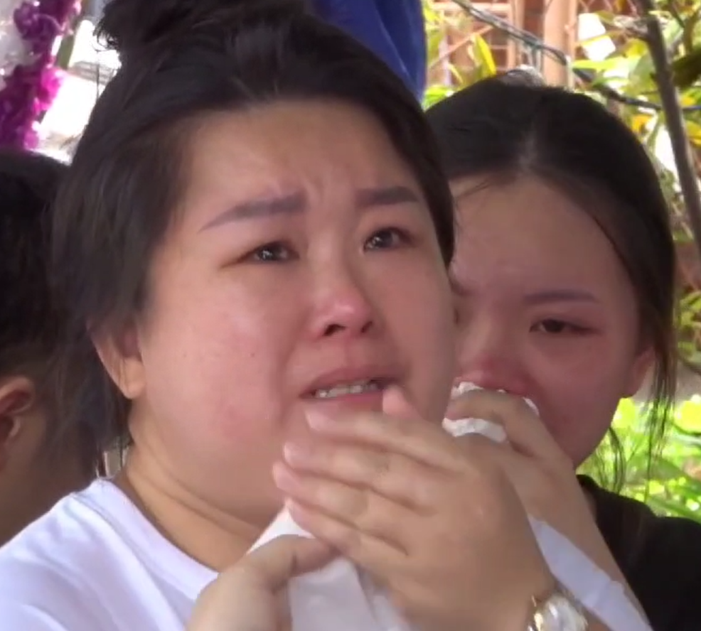 死者母親憶述與愛女的最後通話,哭成淚人。(互聯網)