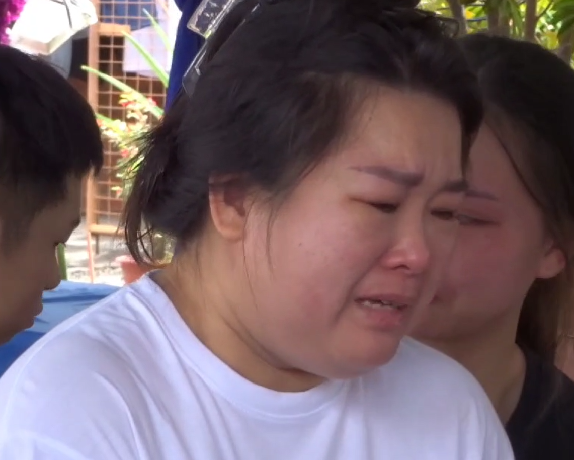 死者母親憶述與愛女的最後通話,哭成淚人。(互聯網)