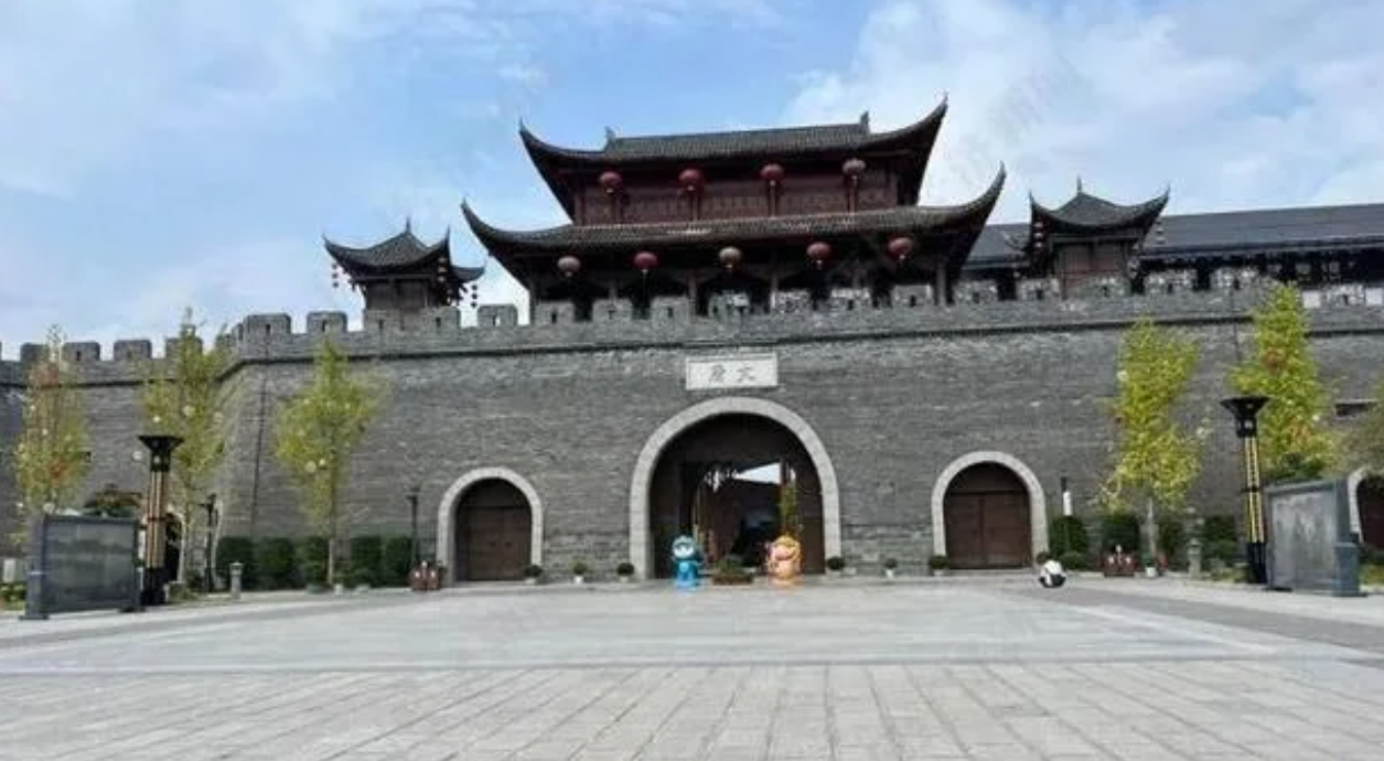 位於張家界的大庸古城自2021年6月試營運以來就持續虧損,總投入金額約25億元(人民幣,下同),如今累計虧損逾5億,今年上半年僅錄得2300人購票,日均購票人數更是不足20人。(網上圖片)