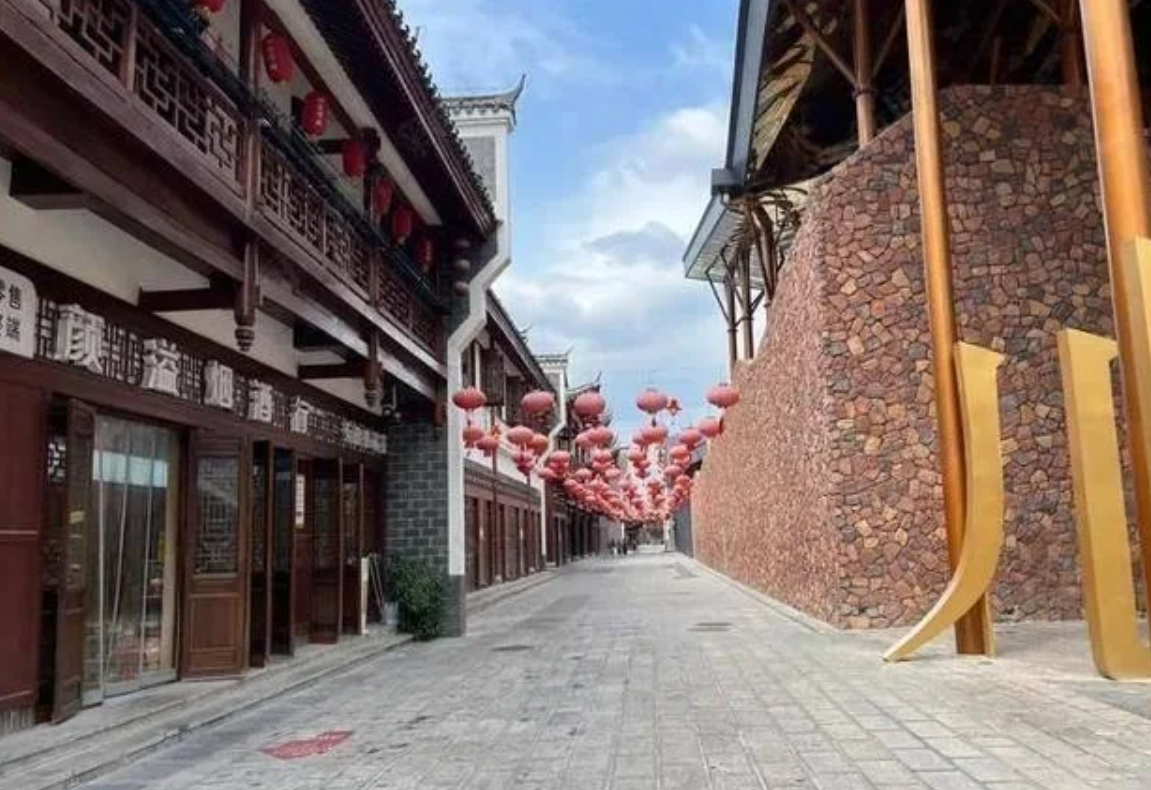 位於張家界的大庸古城自2021年6月試營運以來就持續虧損,總投入金額約25億元(人民幣,下同),如今累計虧損逾5億,今年上半年僅錄得2300人購票,日均購票人數更是不足20人。(網上圖片)