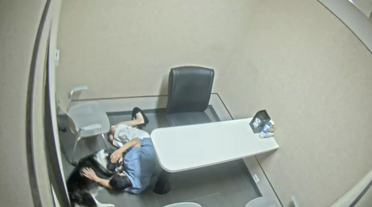 探員訛稱佩雷斯愛犬目睹他如何殺死父親,心靈受創必須安樂死,叫他跟狗狗道別。(互聯網)