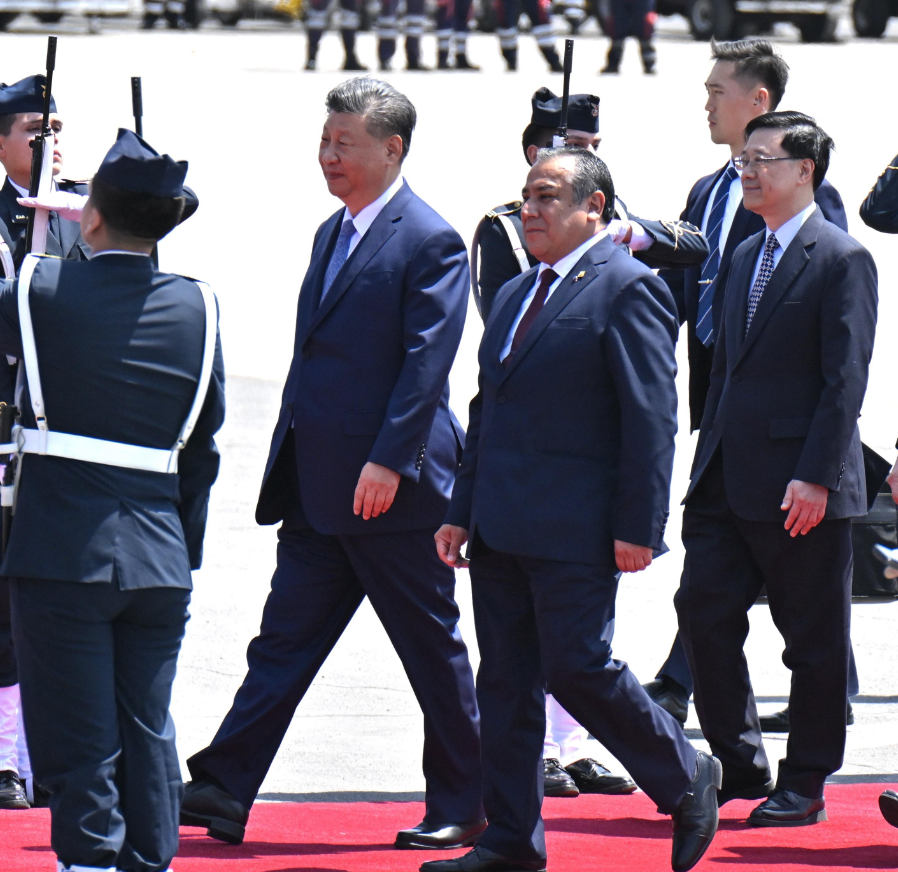 李家超到機場迎接到秘魯出席亞太區經濟合作組織領導人非正式會議並進行訪問的國家主席習近平。(政府新聞處)