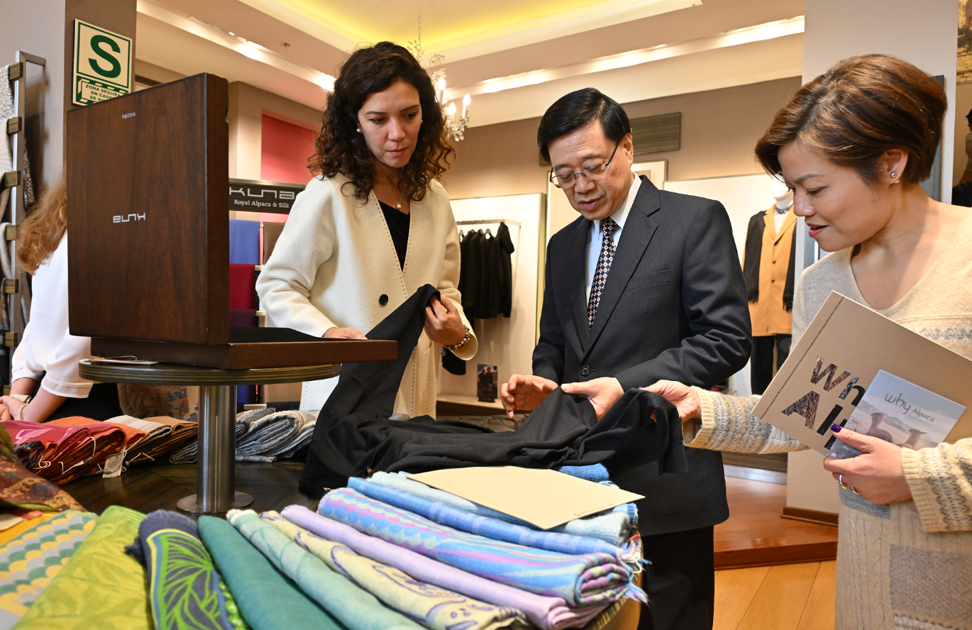 李家超參觀秘魯著名的羊駝紡織品企業參觀,探討推動秘魯企業和香港企業合作的商機。(政府新聞處)
