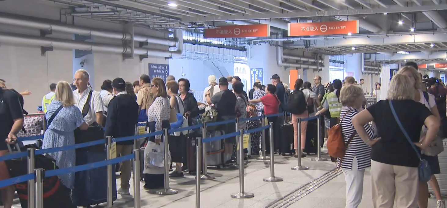 名人郵輪旗下的名人極致號抵達啟德郵輪碼頭,郵輪上近3000名旅客大部分來自歐美地區,但的士數量不多,一度有過百人輪候等車。(有線新聞畫面)