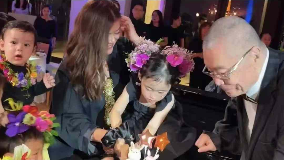 孫穎為劉詩昆誕下一對子女,一家四口樂融融。