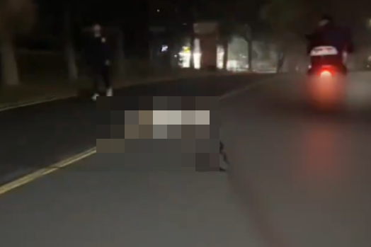 位於江蘇的「無錫工藝職業技術學院」傳出發生無差別斬人案,有多人在宿舍外及路上倒地不起。(影片截圖)