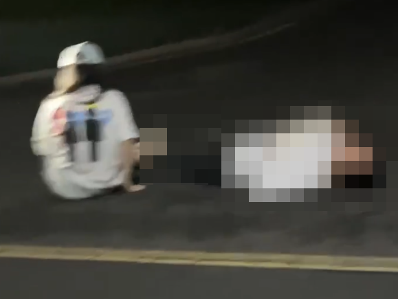 位於江蘇的「無錫工藝職業技術學院」傳出發生無差別斬人案,有多人在宿舍外及路上倒地不起。(影片截圖)