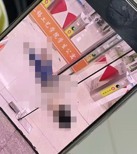 位於江蘇的「無錫工藝職業技術學院」傳出發生無差別斬人案,有多人在宿舍外及路上倒地不起。(影片截圖)