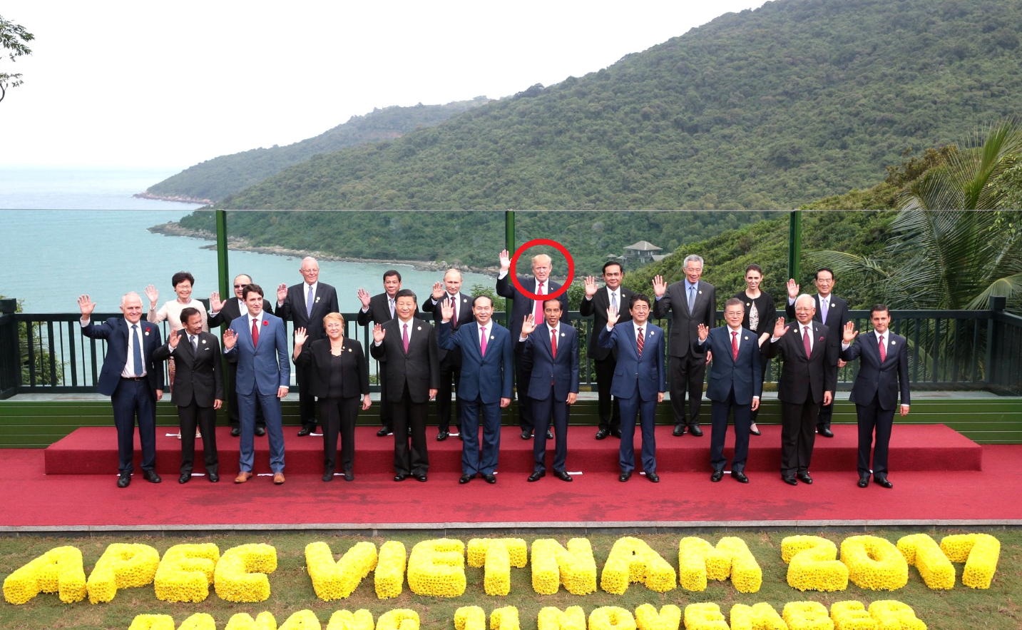 2017年在越南舉行的APEC峰會,特朗普在其中一次大合照企後排C位。(互聯網)