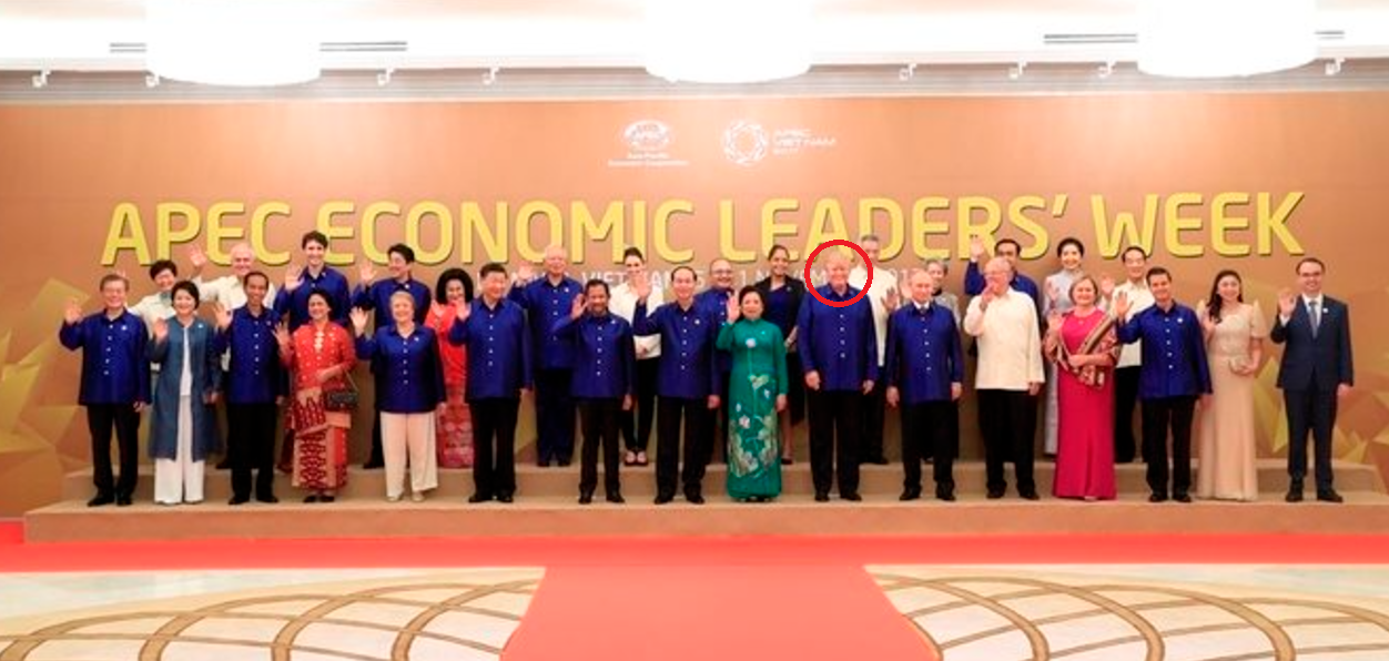 2017年在越南舉行的APEC峰會,特朗普在其中一次大合照企前排C位。(互聯網)