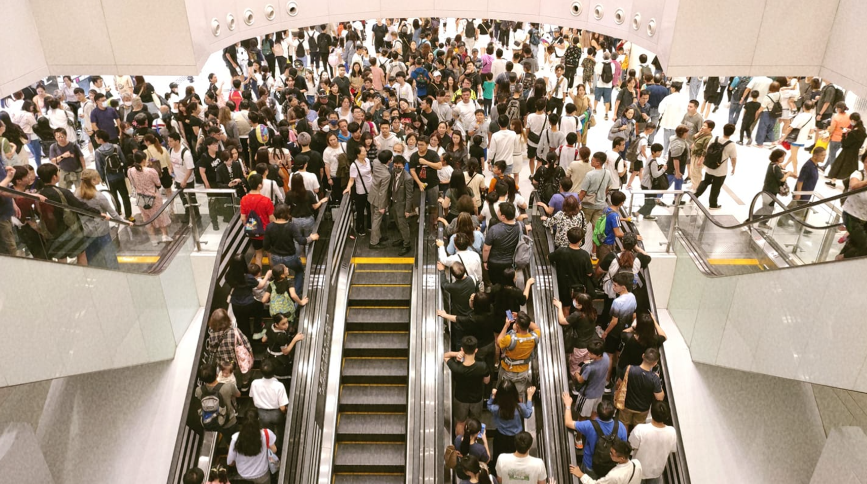 有現場人士拍得有保安人員截停電梯上層入口人群。(網民劉金比/新城市廣場資訊站fb)