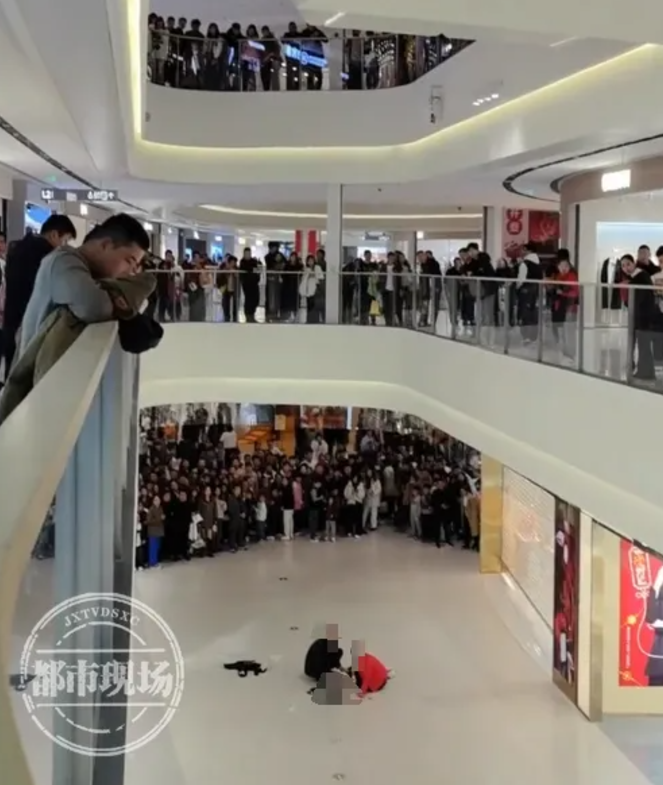 女童直接從4樓墮下商場中庭,身旁有大量碎玻璃和血跡,其父母隨即報警,一名疑是女童母親的女子坐在地上痛哭,女童被緊急送醫搶救後證實不治。 網上圖片