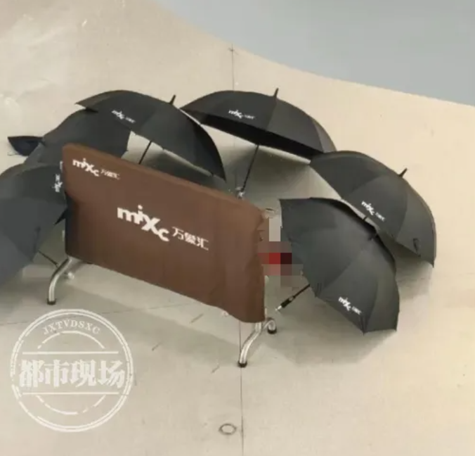 女童直接從4樓墮下商場中庭,身旁有大量碎玻璃和血跡 網上圖片