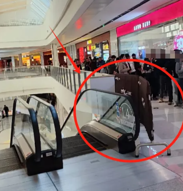 當地公安正在進一步調查具體原因,有報道指商場事發前10天曾接受安全檢查,目前商場於事發後已安裝防護網。