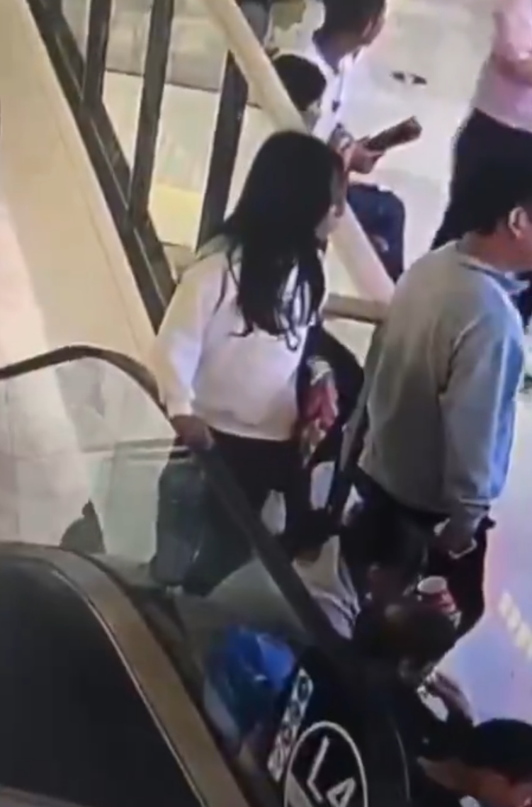 該名白衣長髮女童當時在4樓的一間餐廳排隊等位,影片顯示她正挨著扶手電梯旁與一處玻璃護欄的相接夾角處