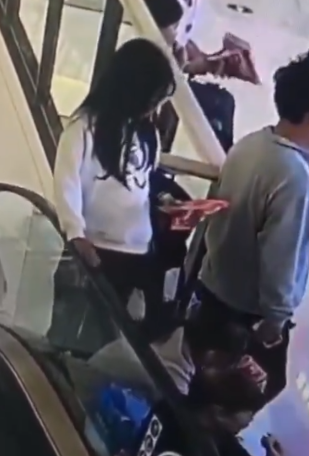 該名白衣長髮女童當時在4樓的一間餐廳排隊等位,影片顯示她正挨著扶手電梯旁與一處玻璃護欄的相接夾角處