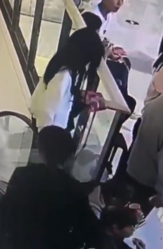 事發前她疑似轉身倚靠在扶手電梯的扶手帶上,約數秒鐘後失去平衡,玻璃護欄脫落,女童想抓住扶梯不果,直接從4樓墮下商場中庭