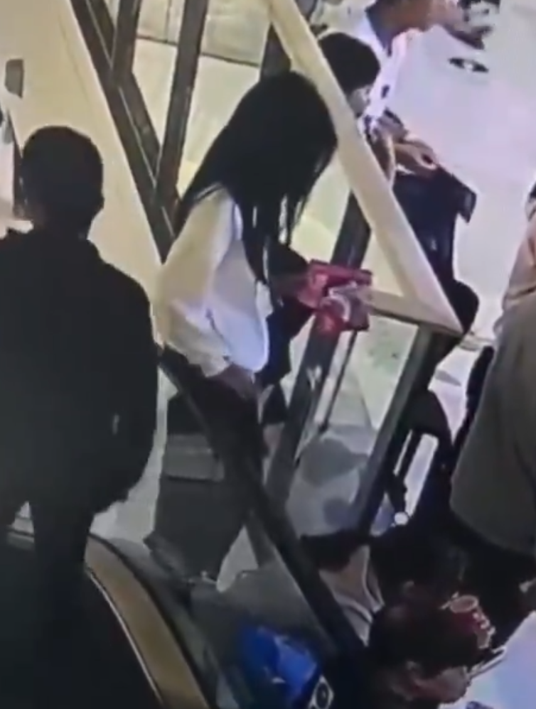 事發前她疑似轉身倚靠在扶手電梯的扶手帶上,約數秒鐘後失去平衡,玻璃護欄脫落,女童想抓住扶梯不果,直接從4樓墮下商場中庭
