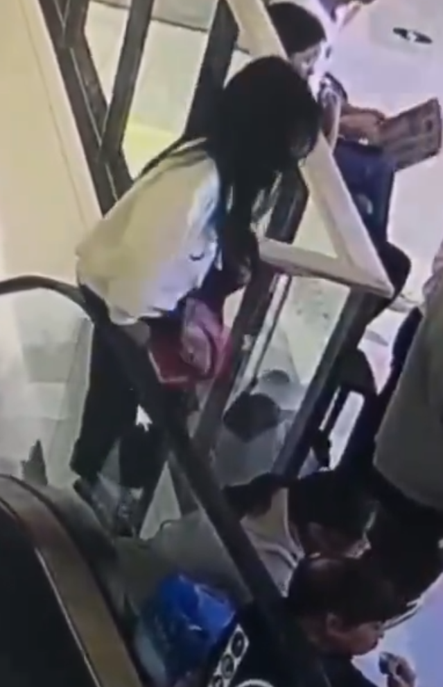 事發前她疑似轉身倚靠在扶手電梯的扶手帶上,約數秒鐘後失去平衡,玻璃護欄脫落,女童想抓住扶梯不果,直接從4樓墮下商場中庭