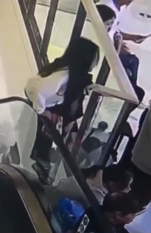 事發前她疑似轉身倚靠在扶手電梯的扶手帶上,約數秒鐘後失去平衡,玻璃護欄脫落,女童想抓住扶梯不果,直接從4樓墮下商場中庭
