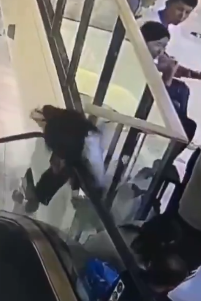 事發前她疑似轉身倚靠在扶手電梯的扶手帶上,約數秒鐘後失去平衡,玻璃護欄脫落,女童想抓住扶梯不果,直接從4樓墮下商場中庭