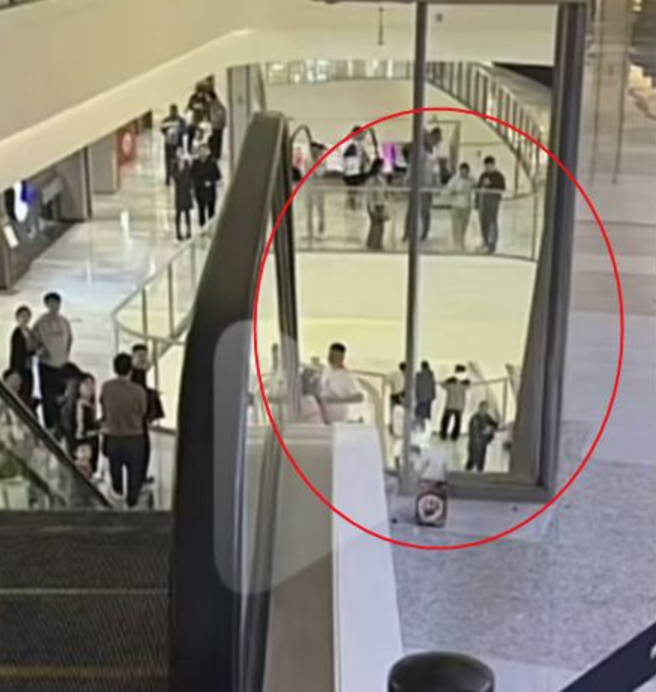 當地公安正在進一步調查具體原因,有報道指商場事發前10天曾接受安全檢查,目前商場於事發後已安裝防護網。