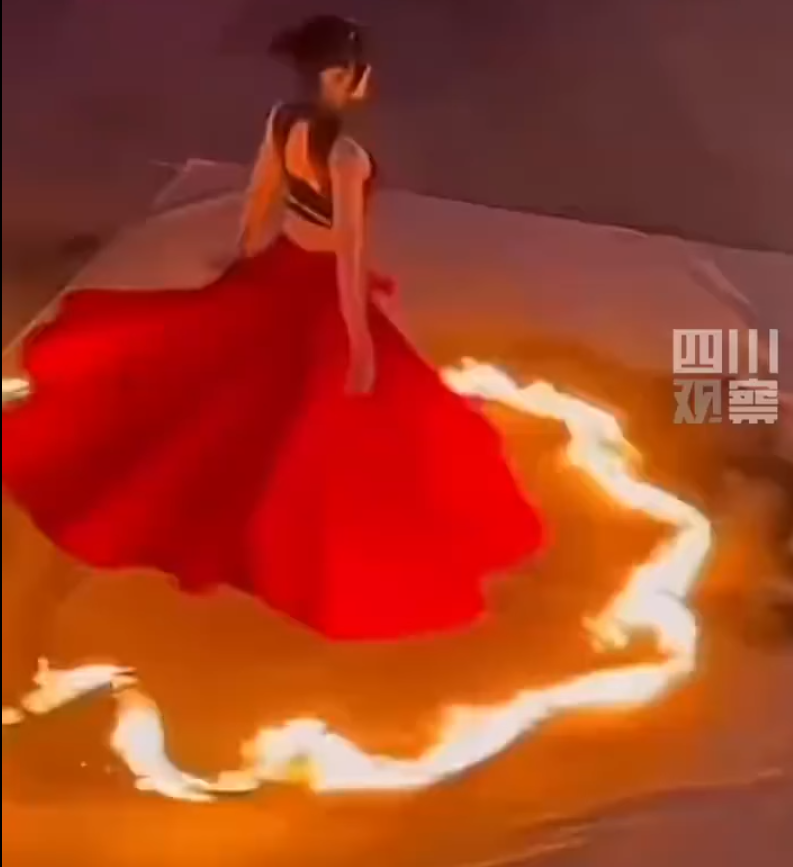 江西一名女演員在表演火裙舞時,疑因風勢過大,火焰吹至裙襬迅即蔓延,嚇得女演員立即當眾除裙逃生自救,避過燒身一劫。(影片截圖)