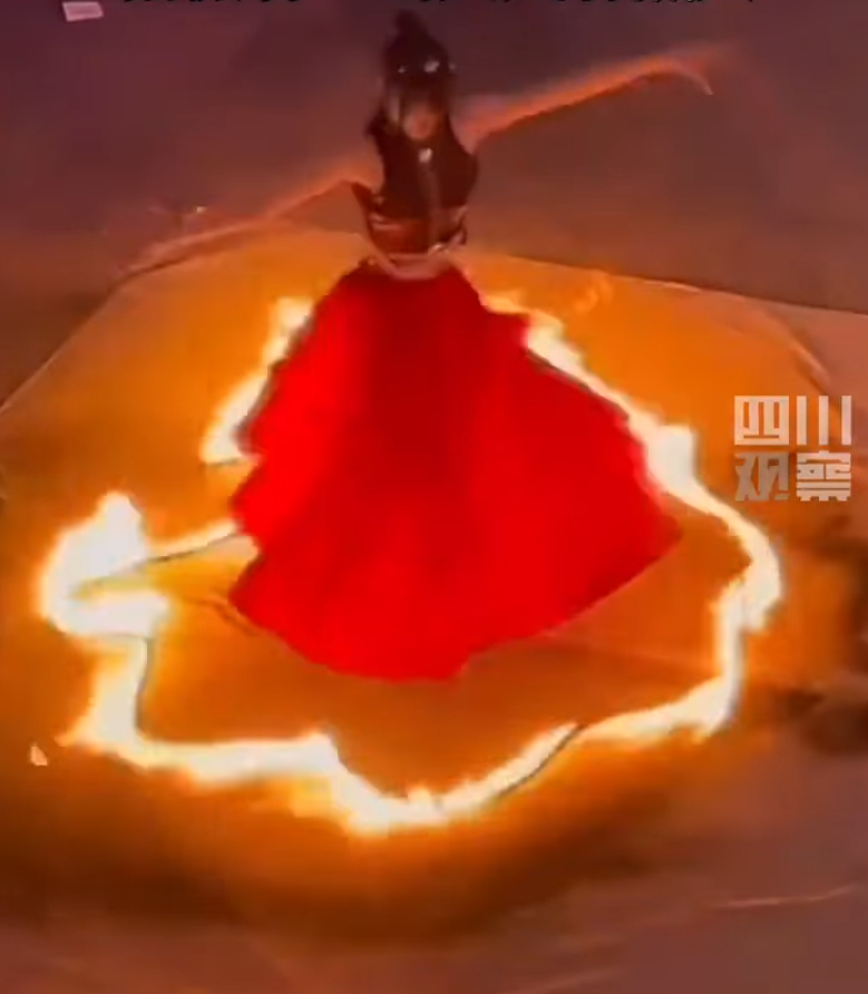 江西一名女演員在表演火裙舞時,疑因風勢過大,火焰吹至裙襬迅即蔓延,嚇得女演員立即當眾除裙逃生自救,避過燒身一劫。(影片截圖)