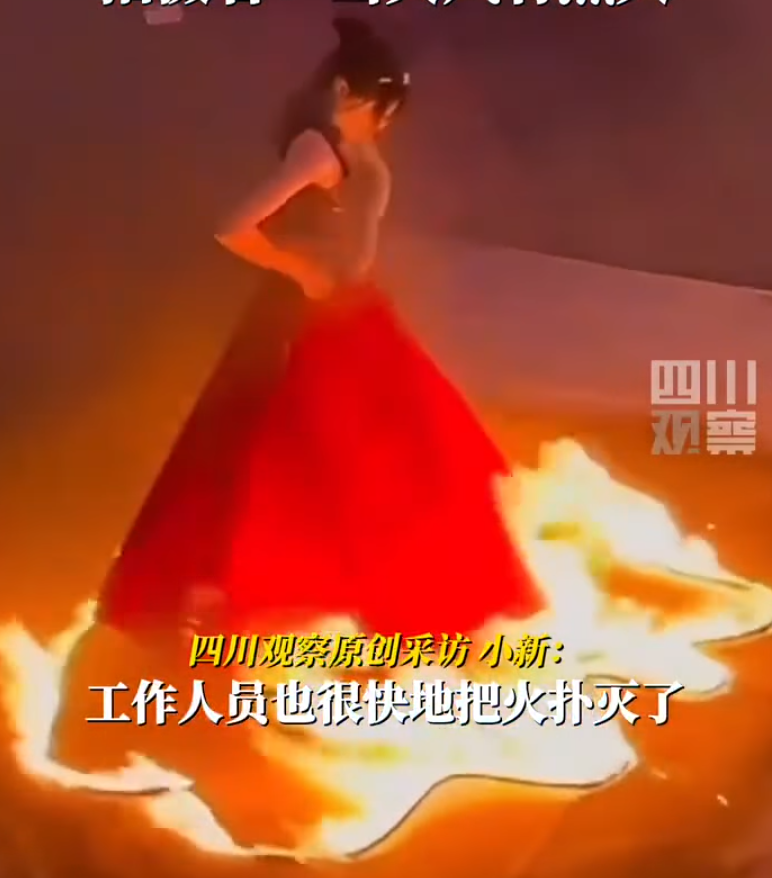 江西一名女演員在表演火裙舞時,疑因風勢過大,火焰吹至裙襬迅即蔓延,嚇得女演員立即當眾除裙逃生自救,避過燒身一劫。(影片截圖)