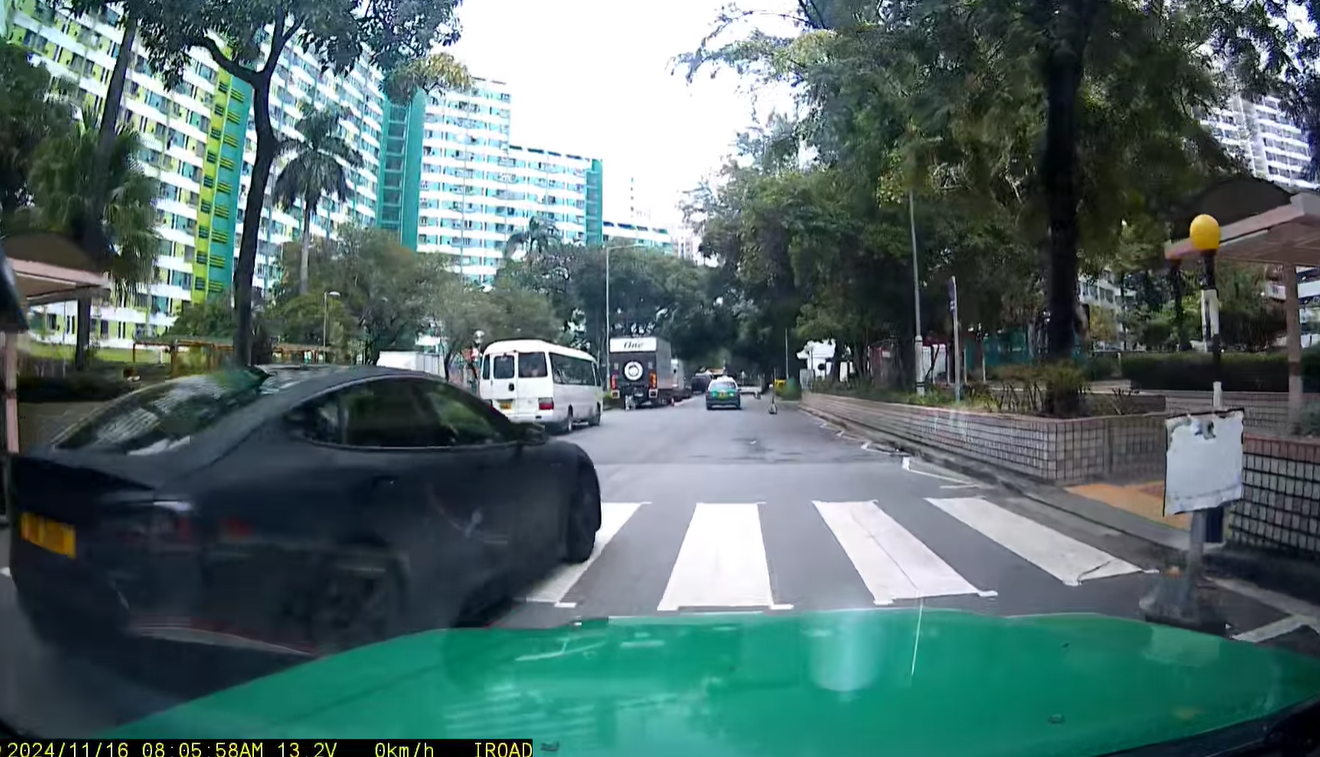 車Cam直擊|老婦斑馬線過路 屯門Tesla照衝險撞人 74歲司機被票控 (網上影片截圖)