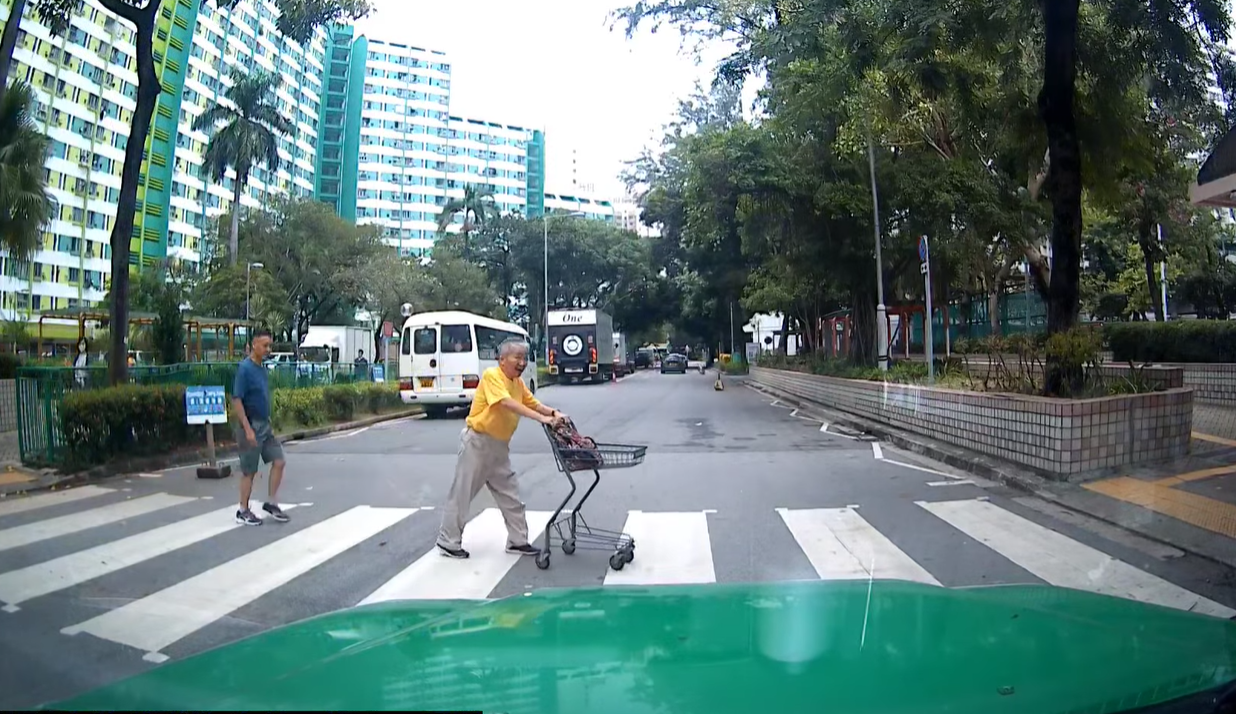 車Cam直擊|老婦斑馬線過路 屯門Tesla照衝險撞人 74歲司機被票控 (網上影片截圖)