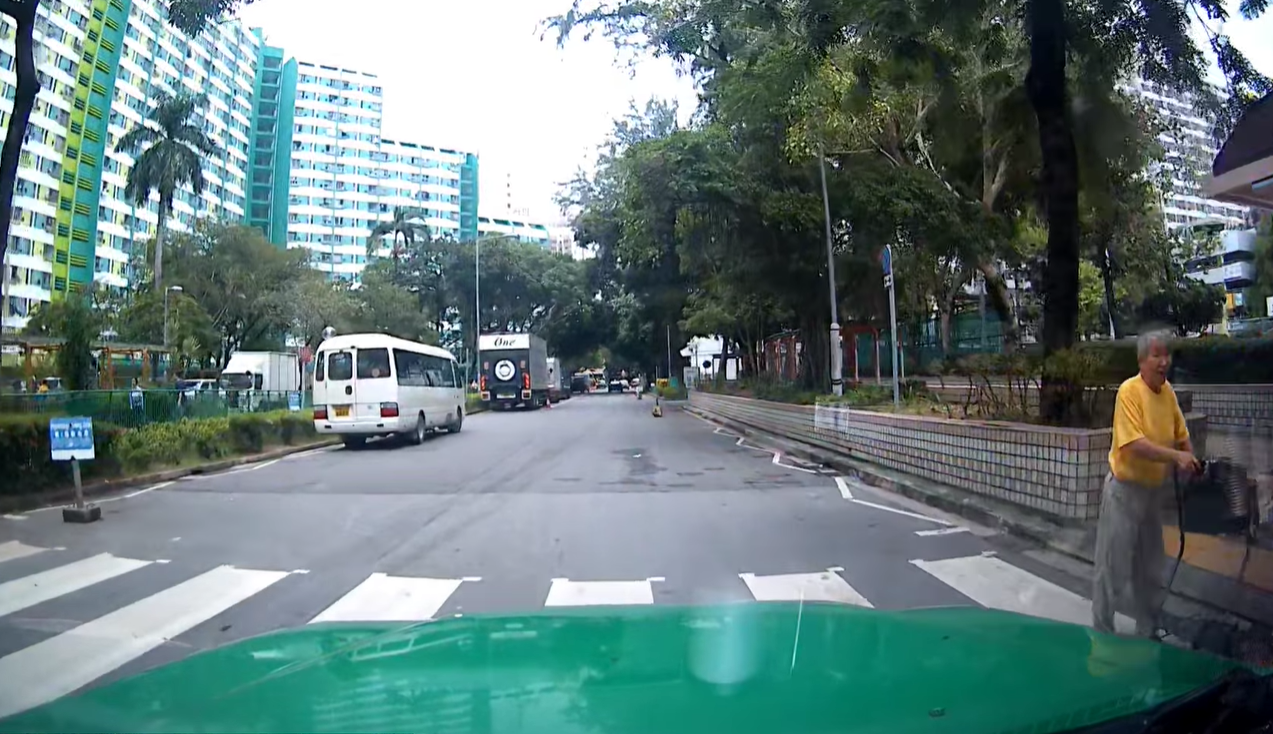 車Cam直擊|老婦斑馬線過路 屯門Tesla照衝險撞人 74歲司機被票控 (網上影片截圖)