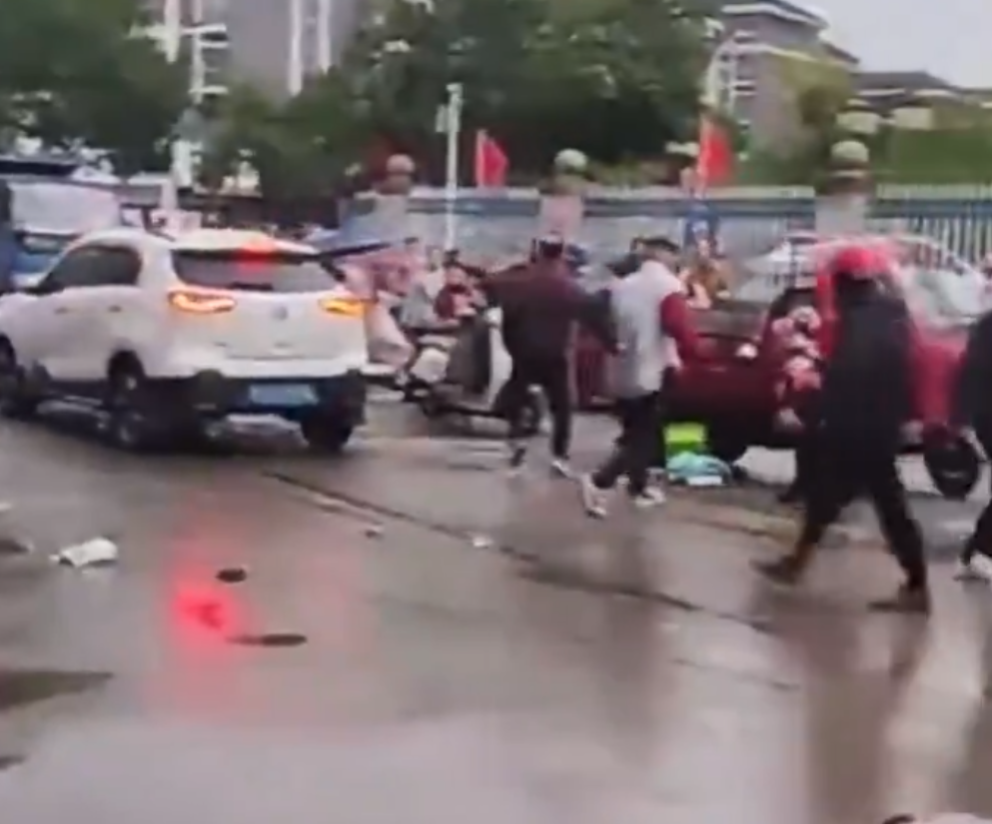 湖南省常德市鼎城區永安小學有汽車在門外衝撞學生。央視新聞指,事件中有多名學生受傷。(影片截圖)
