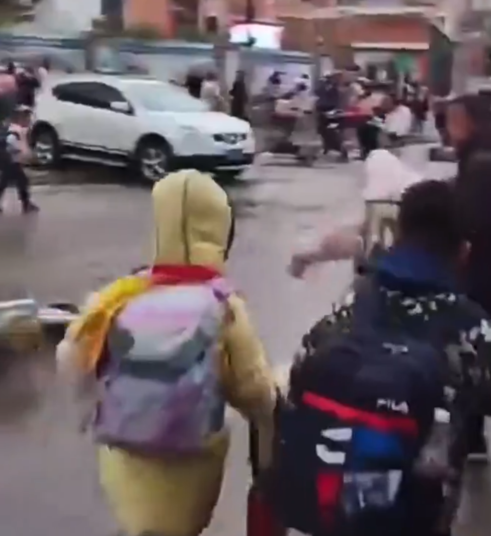 湖南省常德市鼎城區永安小學有汽車在門外衝撞學生。央視新聞指,事件中有多名學生受傷。(影片截圖)