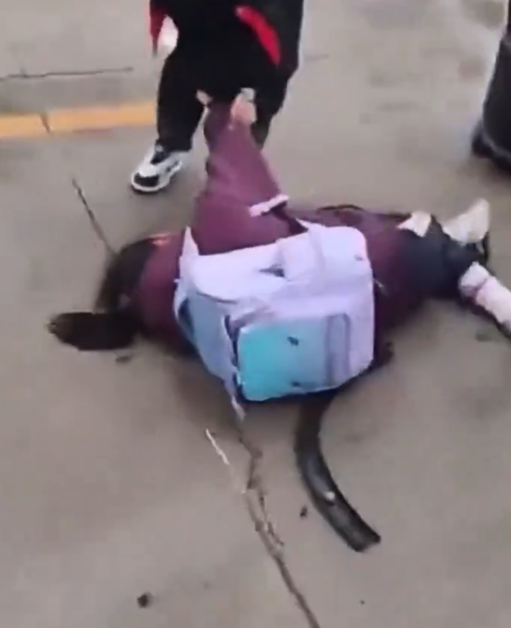 湖南省常德市鼎城區永安小學有汽車在門外衝撞學生。央視新聞指,事件中有多名學生受傷。(影片截圖)